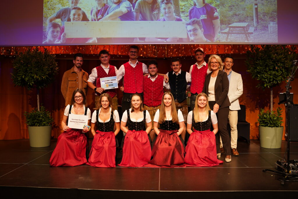 Platz 1 - Landjugend Köstenberg - 'Bleib sitzen mit dein Schatzl bei Fischer´s Rastplatzl'